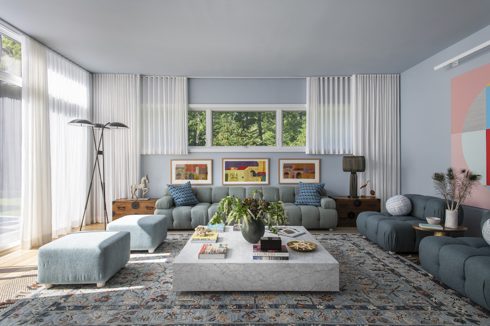 coastal blues and grays full the living room of this east hampton beach house